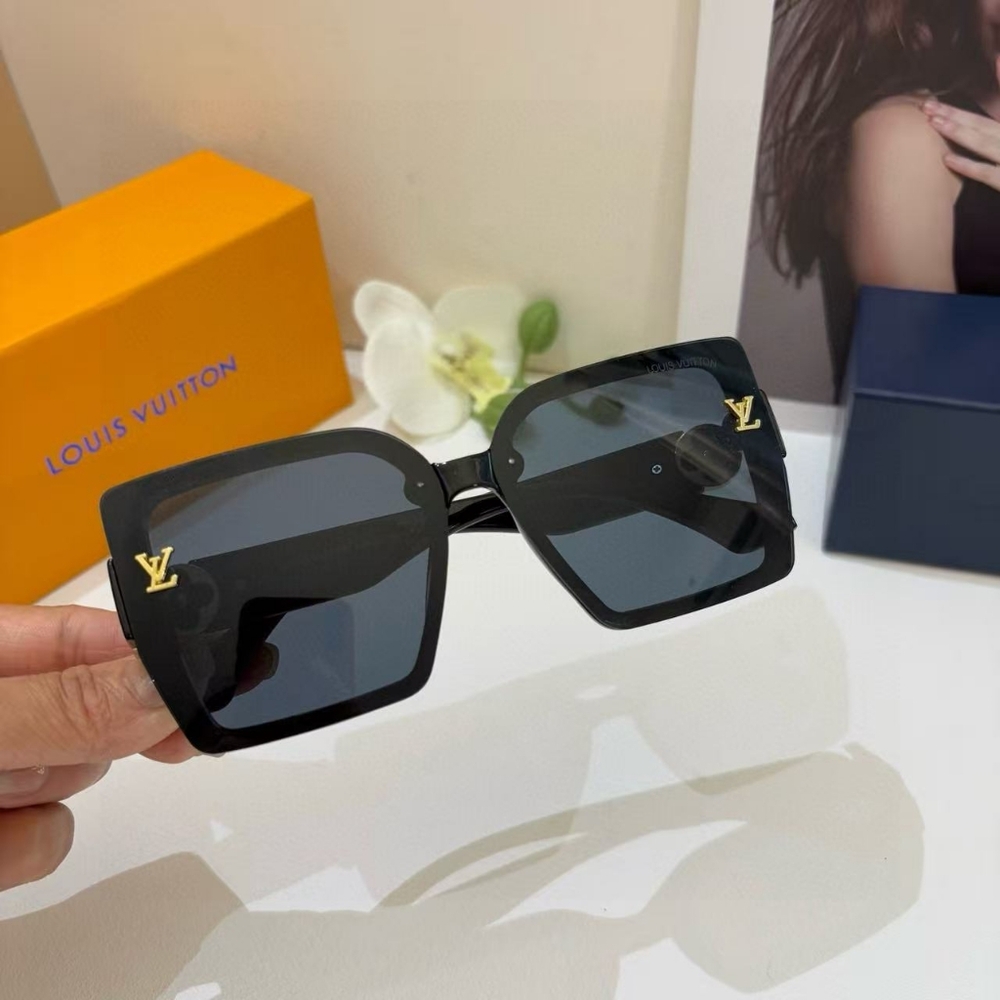 Louis Vuitton Square Black Sunglasses - Picture 2 of 8
